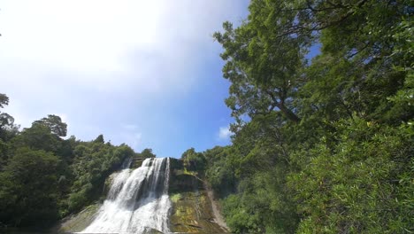 panoramica verso il basso per rivelare una cascata