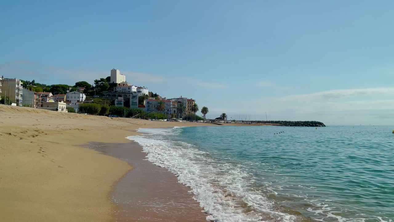 platja de les barques mar campo maresme barcelona costa mediterranea avion cerca azul turquesa agua transparente playa sin gente