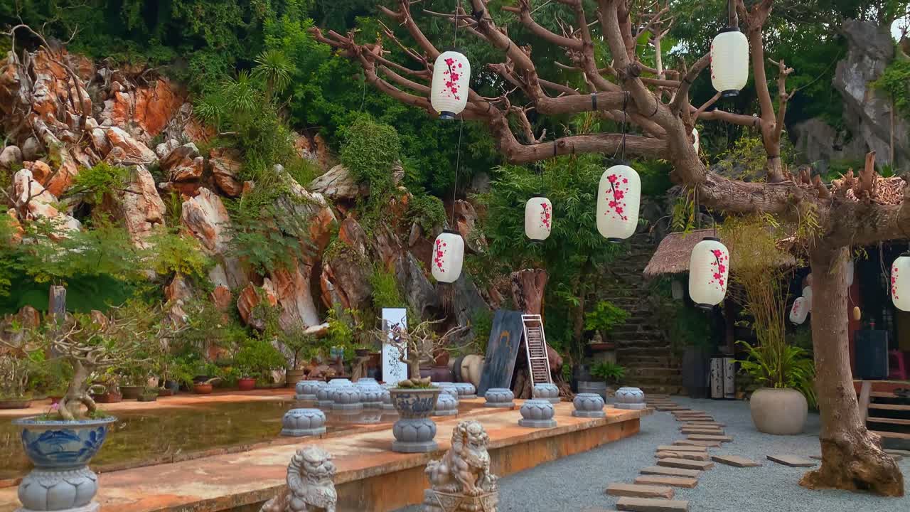 jardín zen tradicional asiático con linternas colgantes y un entorno pacífico
