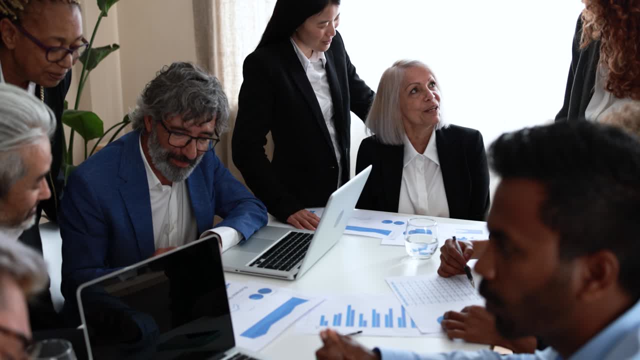 Gens d'affaires multiraciaux travaillant dans un bureau de banque - Concept de réunion et de startup