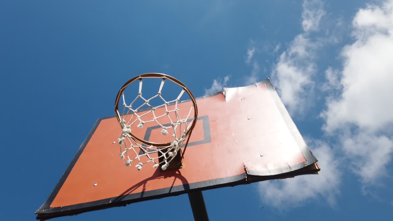 viejo aro de baloncesto en el fondo del cielo en el estadio público.
