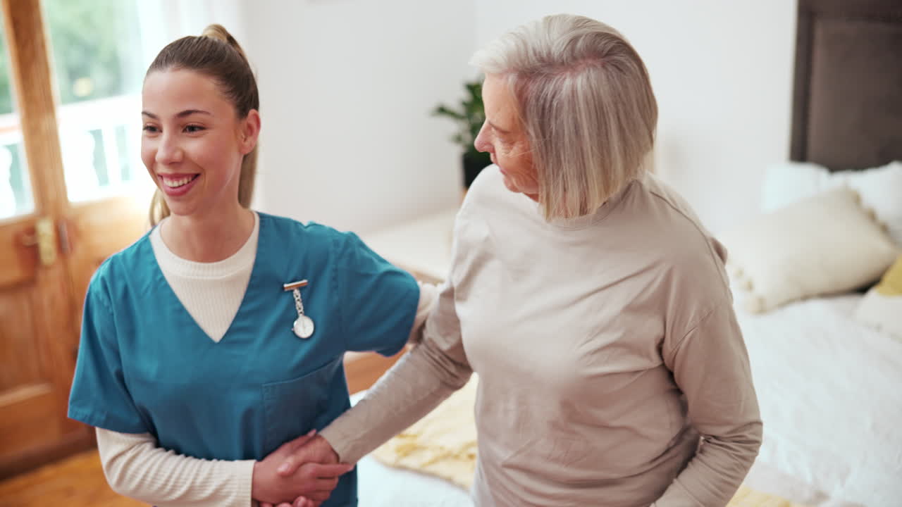 Seniorin, Frau und Krankenschwester mit Gehstock