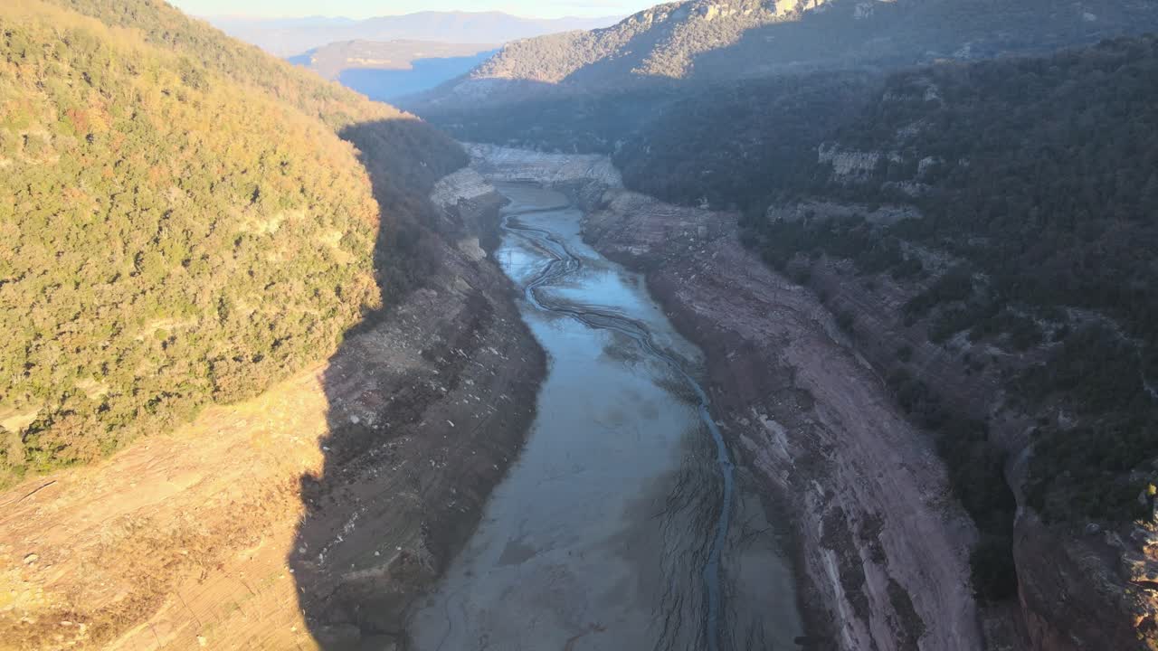 el pantano de sau está sin agua debido a los problemas de extrema sequedad y falta de lluvia.