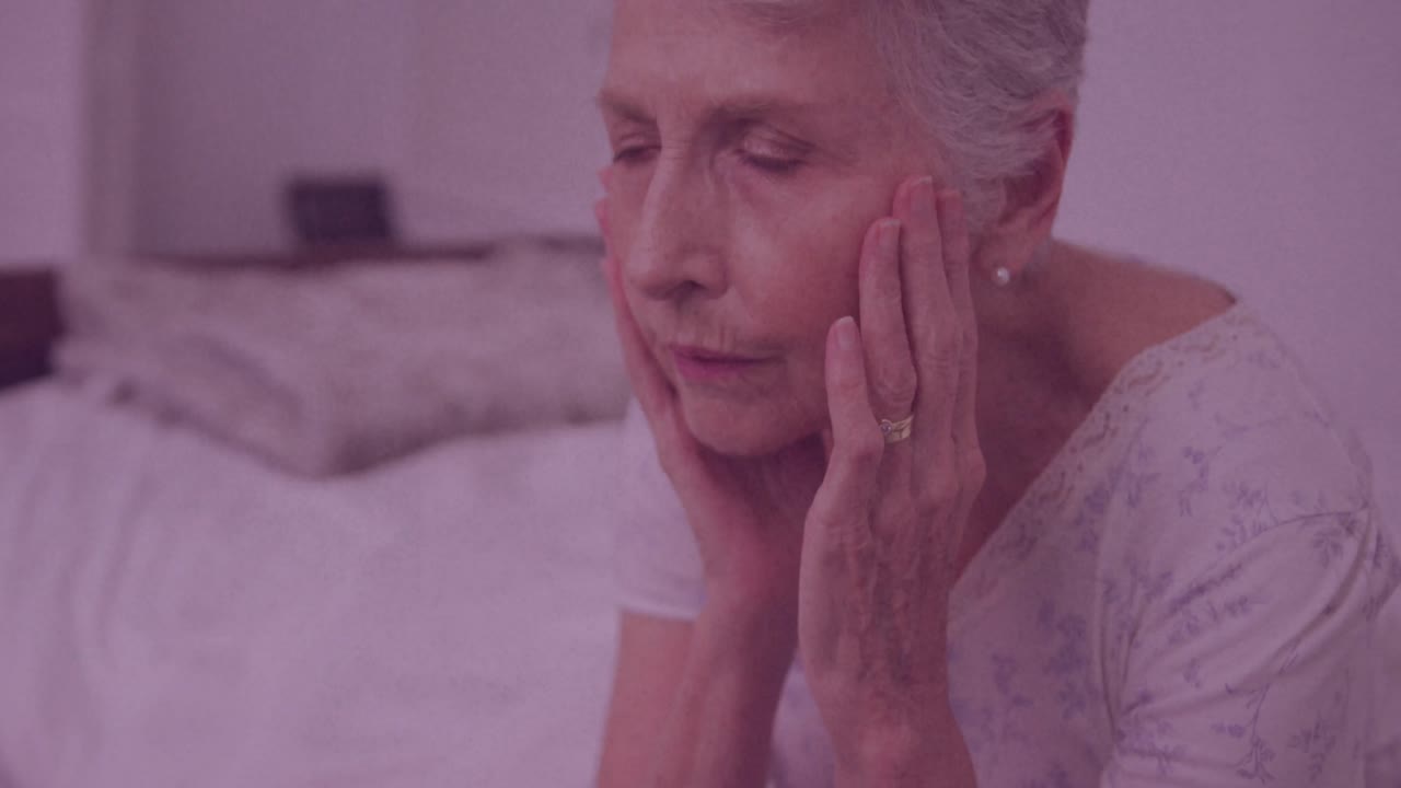 animación de textura gris moviéndose sobre una mujer caucásica anciana devastada