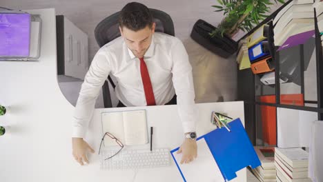 Müder-Geschäftsmann-Schläft-An-Seinem-Schreibtisch-Im-Büro-Ein.