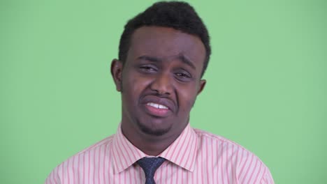 joven empresario africano con cabello afro