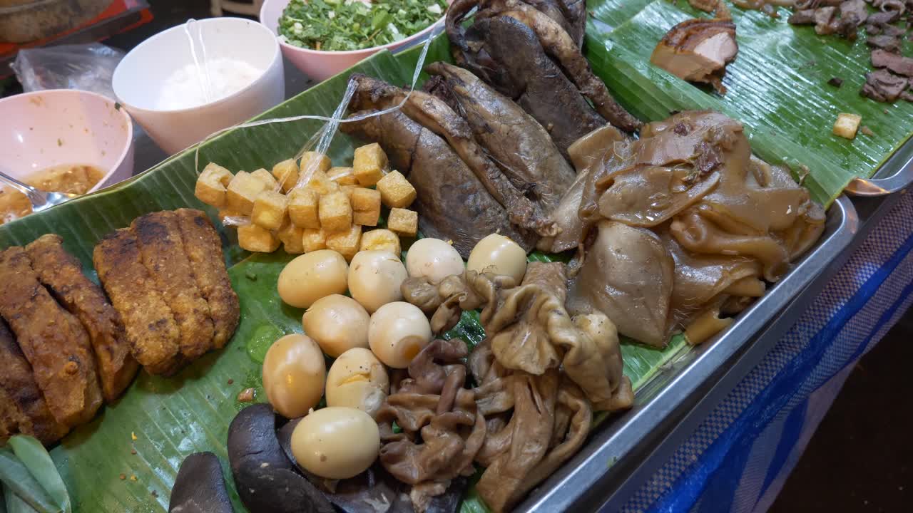 Jeroan babi matang siap saji di warung makan pasar malam Bangkok, Thailand