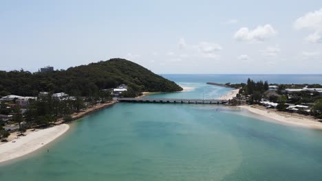 Vista-Panorámica-De-Drones-Siguiendo-El-Arroyo-Tallebudgera-Hasta-El-Parque-Nacional-Burleigh-Head-Y-El-Océano-Pacífico