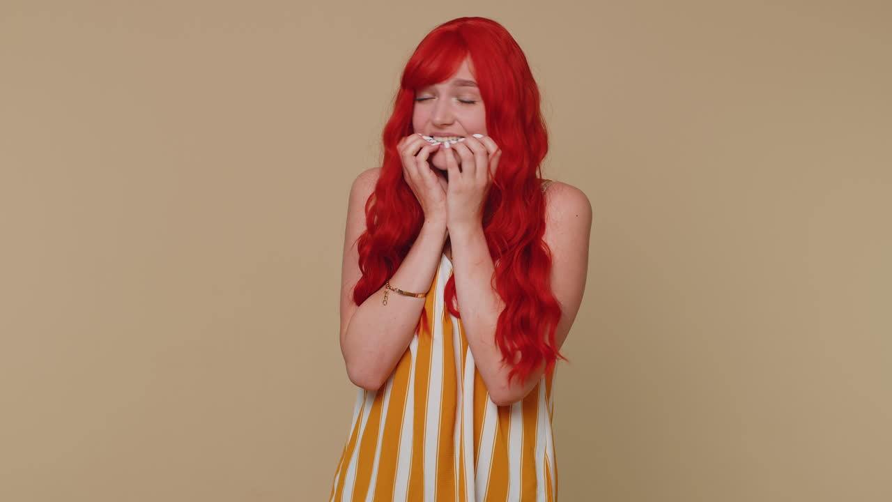 겁에 질린 젊은 여성, 손을 는, 심각한 문제, 스트레스 및 불안에 대해 걱정하고 긴장하는 느낌