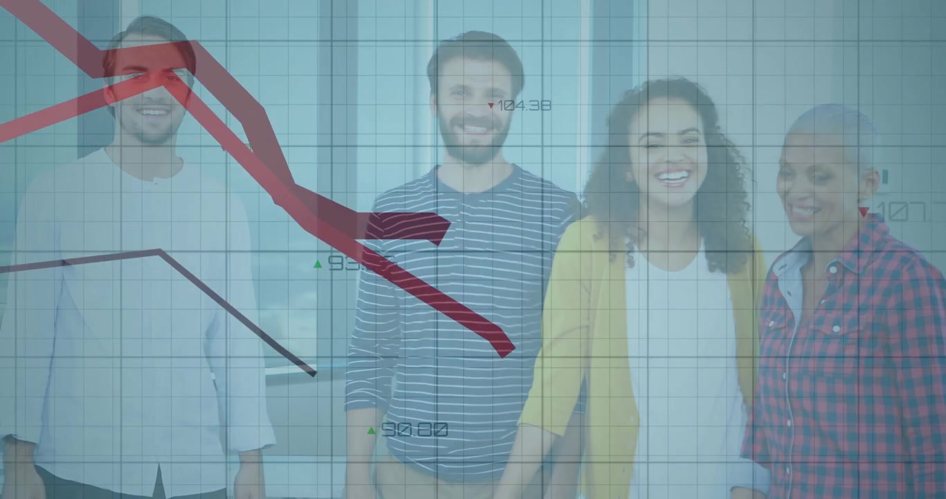 Cuatro compañeros de trabajo observando tendencias de datos que animan una superposición de cuadrícula transparente y reaccionando a la caída del mercado.