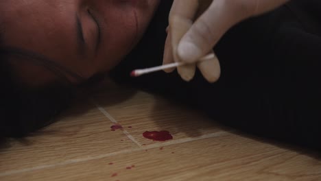 forensiker sammeln blutbeweise von einem verbrechensort