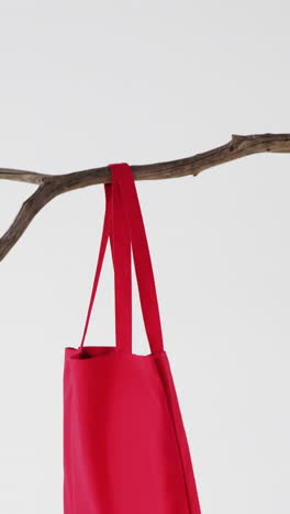 bolso colgando de una rama