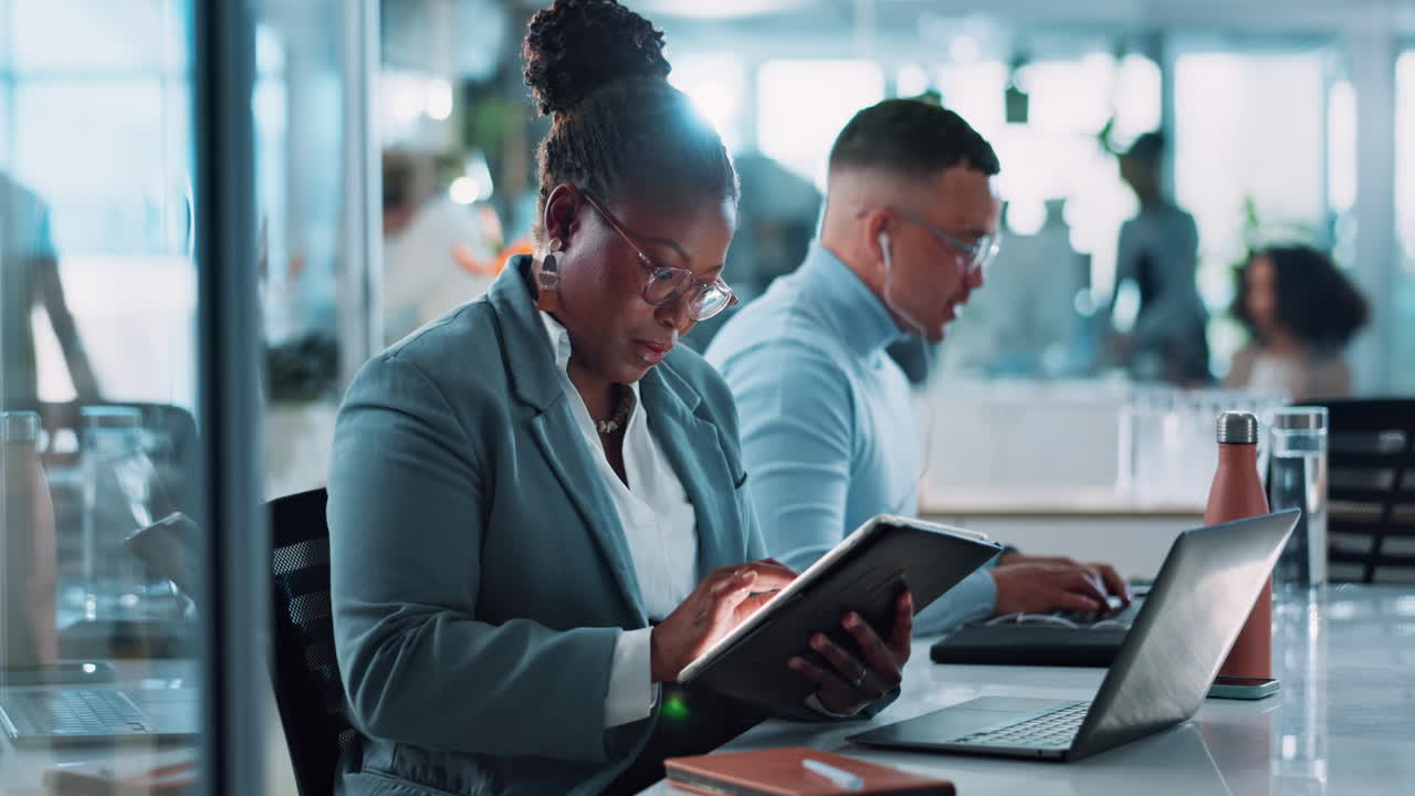 mujer de negocios trabajando en una tableta en una oficina moderna