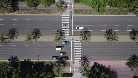 Slow-Rising-Shot-of-Pedestrians-Crossing-a-Large-Busy-Street