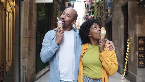 una pareja disfrutando de helado en una calle de la ciudad