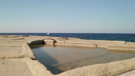 Vista-Aérea-De-Un-Yate-De-Lujo-Navegando-En-Medio-Del-Mar-Mediterráneo-Cerca-De-La-Isla-De-Gozo,-Malta