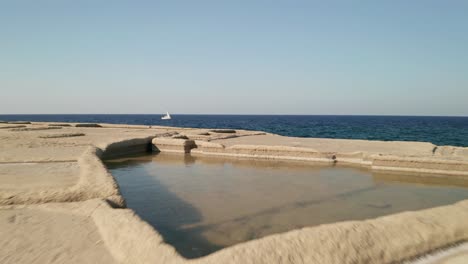 vista aérea de un yate de lujo navegando en medio del mar mediterráneo cerca de la isla de gozo, malta