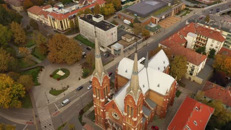 Drohnenaufnahmen-Aus-Einer-Kirche-In-Der-Stadt-Bekescsaba-In-Ungarn.-Drohne-Geht-Hoch