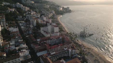 Luftspiegelung-Des-Sonnenuntergangs-Am-Strand-über-Dem-Pier-Der-Stadt-Puerto-Vallarta-In-Mexiko