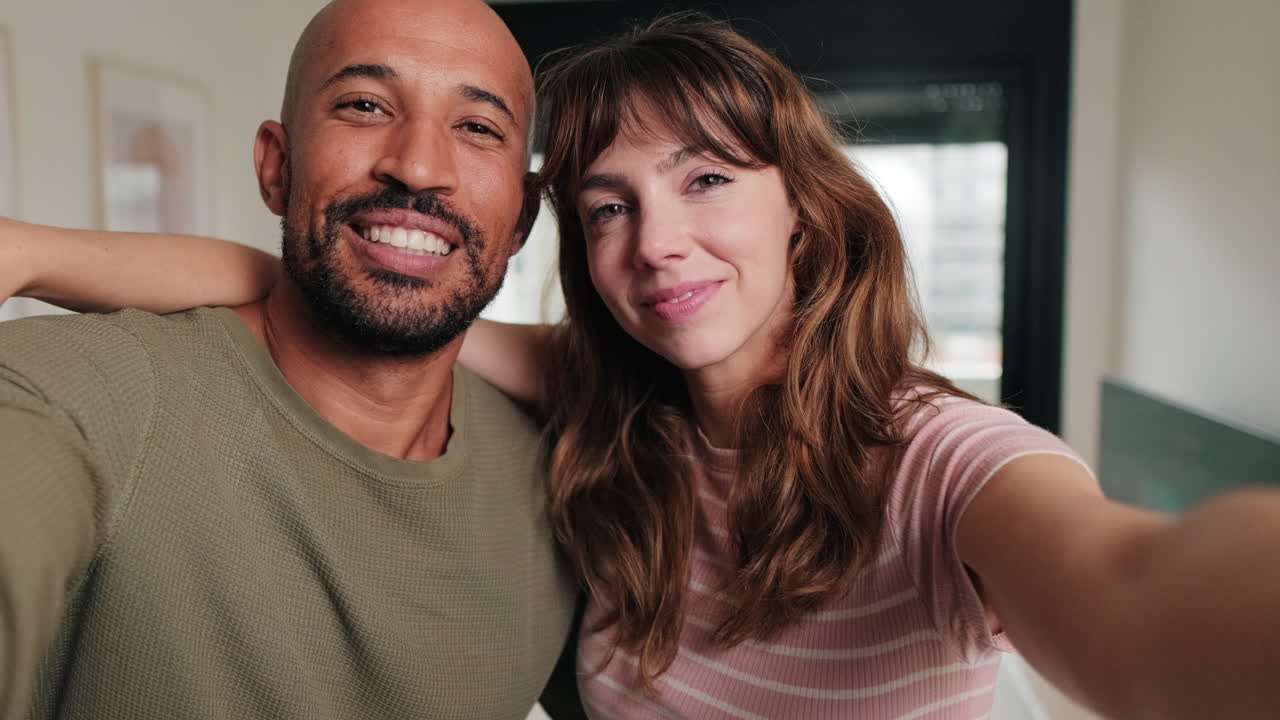 Casal feliz tirando uma selfie em casa