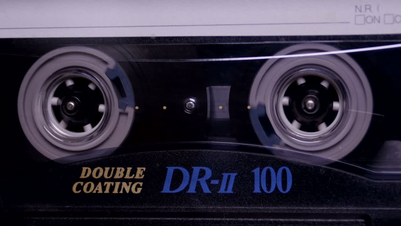 cassette de audio en el reproductor. primer plano