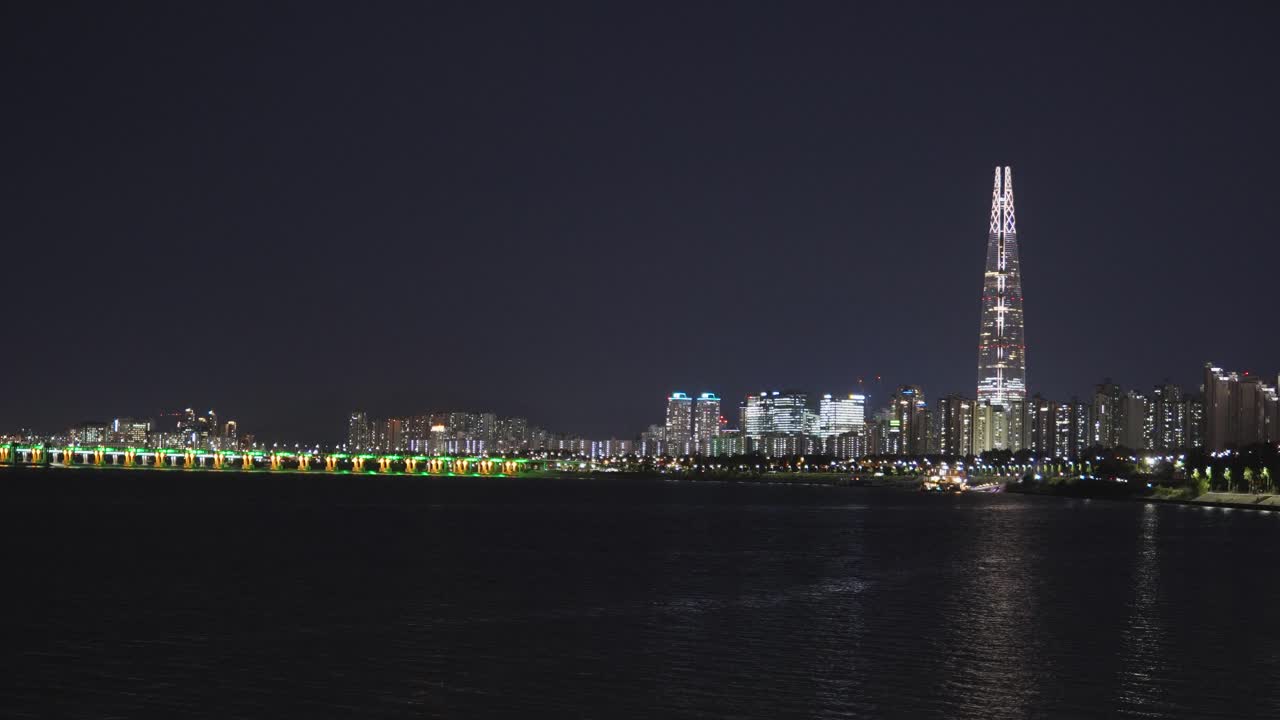 한강에서 유명한 랜드마크 롯데타워가 있는 수도 서울의 야경