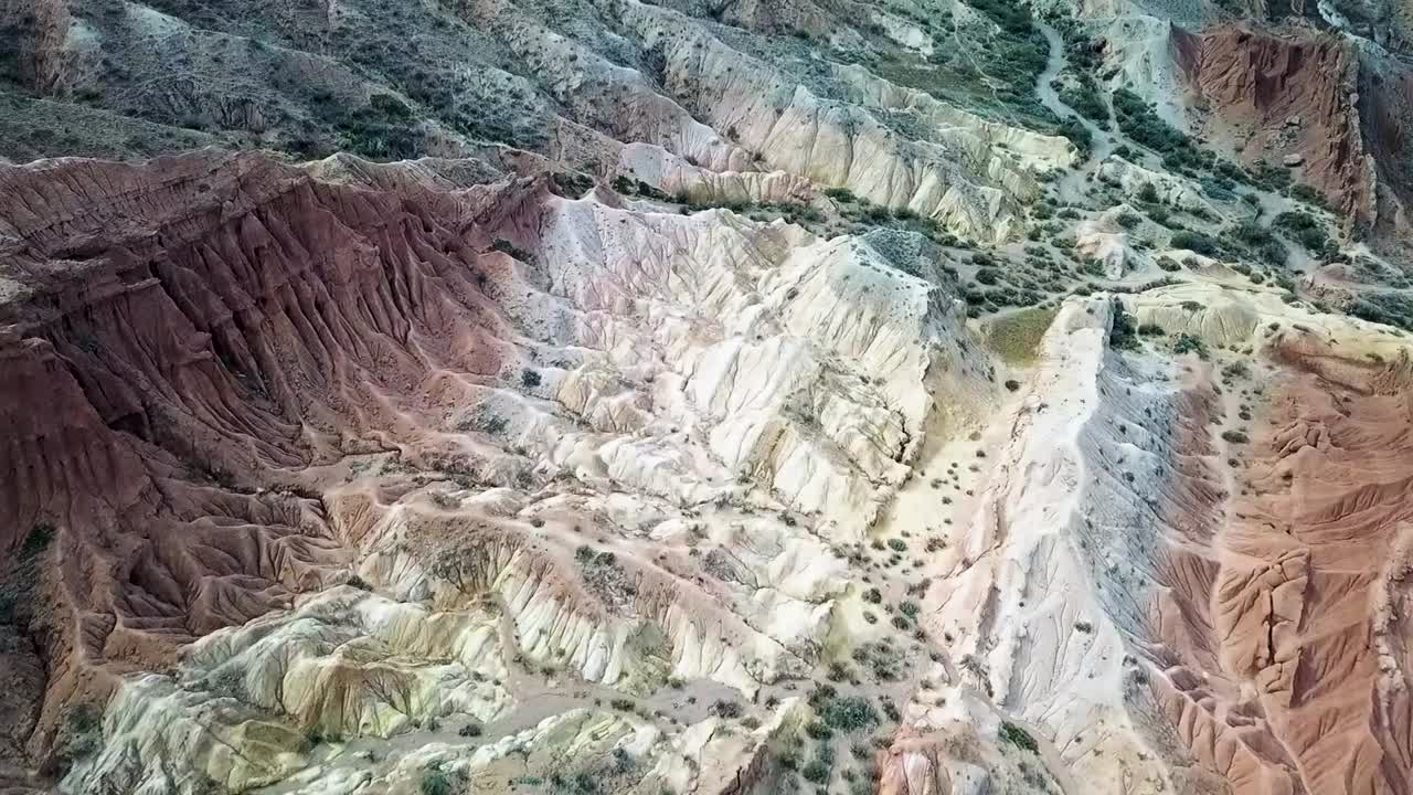 cañón de cuento de hadas único por las variadas y ricas rocas