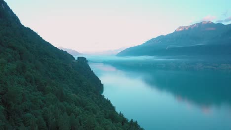 Drohnenflug-über-Einen-Wunderschönen-Schweizer-Alpensee