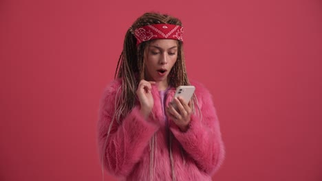 una mujer hippie bonita escribiendo por móvil.