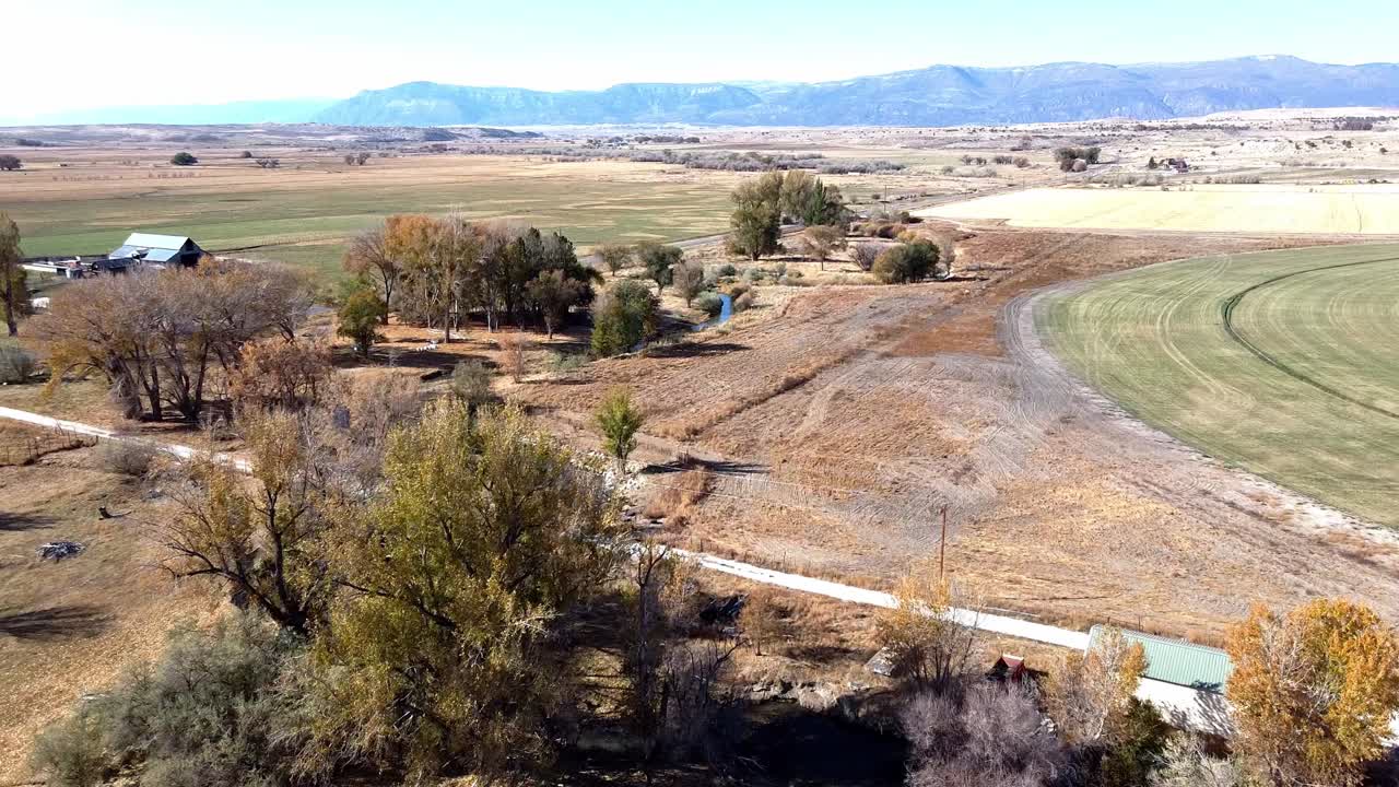 imágenes aéreas de una granja rural en utah