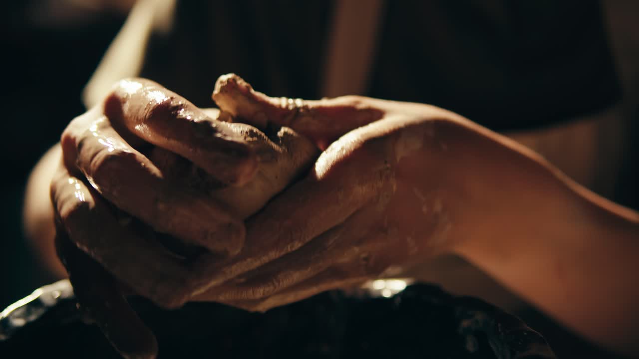 manos moldeando arcilla