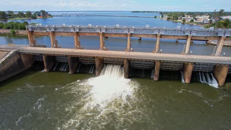 Elevándose-Sobre-El-Puente-De-La-Presa-Para-Revelar-El-Puente-De-Carretera-Y-Ferrocarril-Y-El-Lago-Mulwala-Al-Fondo-De-La-Ciudad-De-Yarrawonga