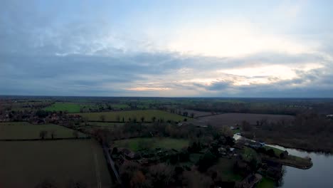 Luftaufnahmen-Von-Einem-Norfolk-Broad,-Dem-Wehr-In-South-Walsham