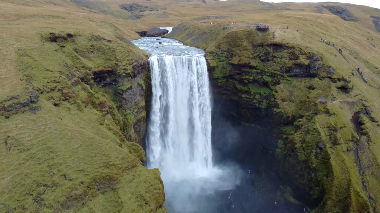 famosa cascada de skogafoss en el río skoga, islandia, europa