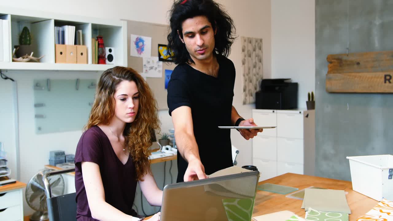 ejecutivos discutiendo sobre documentos