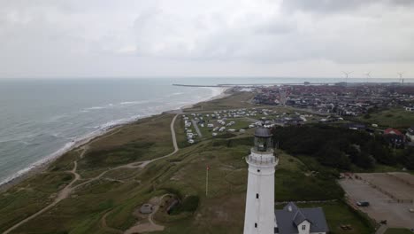 Viajar-Por-El-Faro-De-Hirtshals-Fry-Y-El-Pueblo-Costero-En-La-Costa