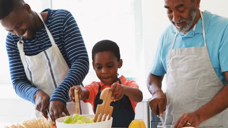 Niño-Preparando-Ensalada-Con-Su-Padre-Y-Su-Abuelo