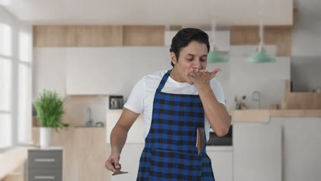 cocinero indio probando mala comida