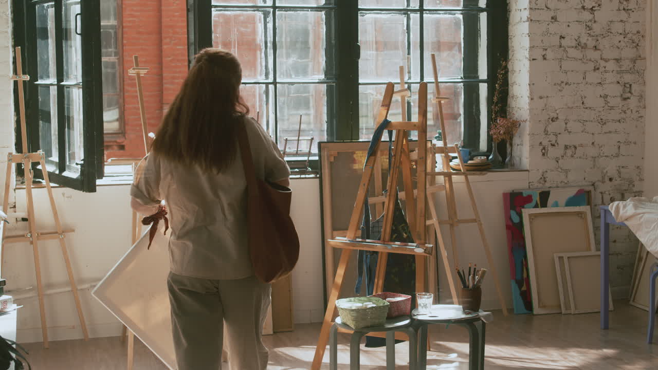 예술가가 미술 스튜디오에 도착합니다.