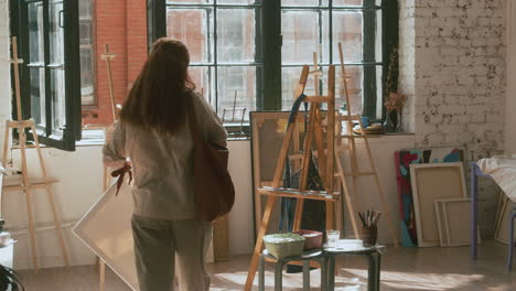 artista llegando al estudio de arte