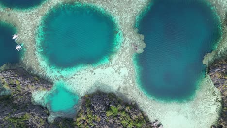 turismo náutico en la laguna gemela en coron filipinas, drone de arriba hacia abajo