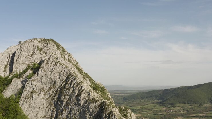 Toma aérea de aproximación de Cheile Valisoarei en Rumanía durante un día soleado