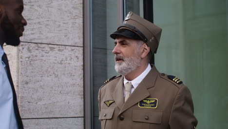 dos hombres hablando en la calle