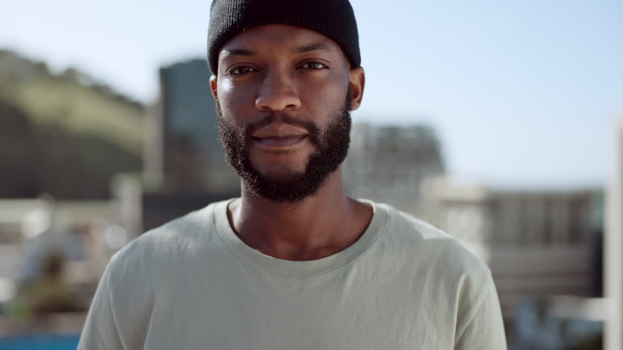 hombre negro, serio y retrato en el techo