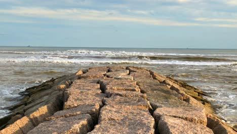 Olas-Rompiendo-Frente-Al-Embarcadero-De-Granito