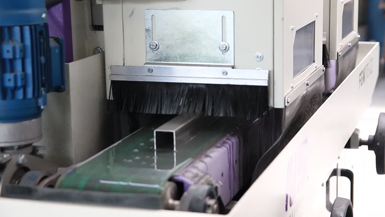 강철 요소는 그라인더를 떠나 기계 작업자가 픽업합니다.