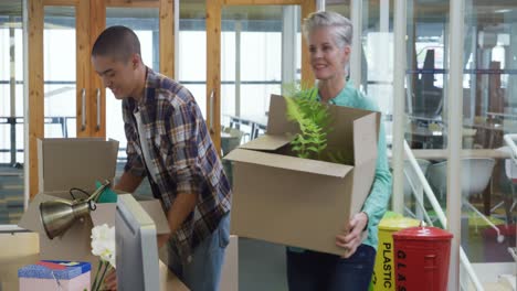 Mujer-Y-Hombre-Trabajando-En-Una-Oficina-Creativa