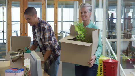 mujer y hombre trabajando en una oficina creativa