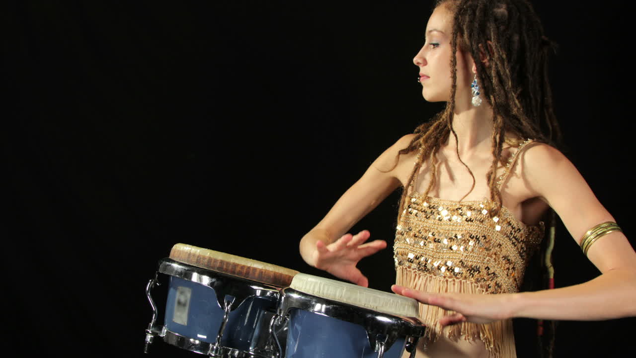 여성 타악기 연주자 스틸 01