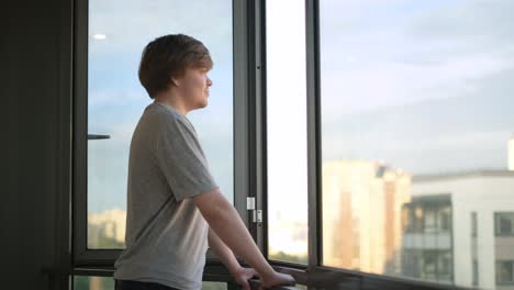 joven mirando por una ventana